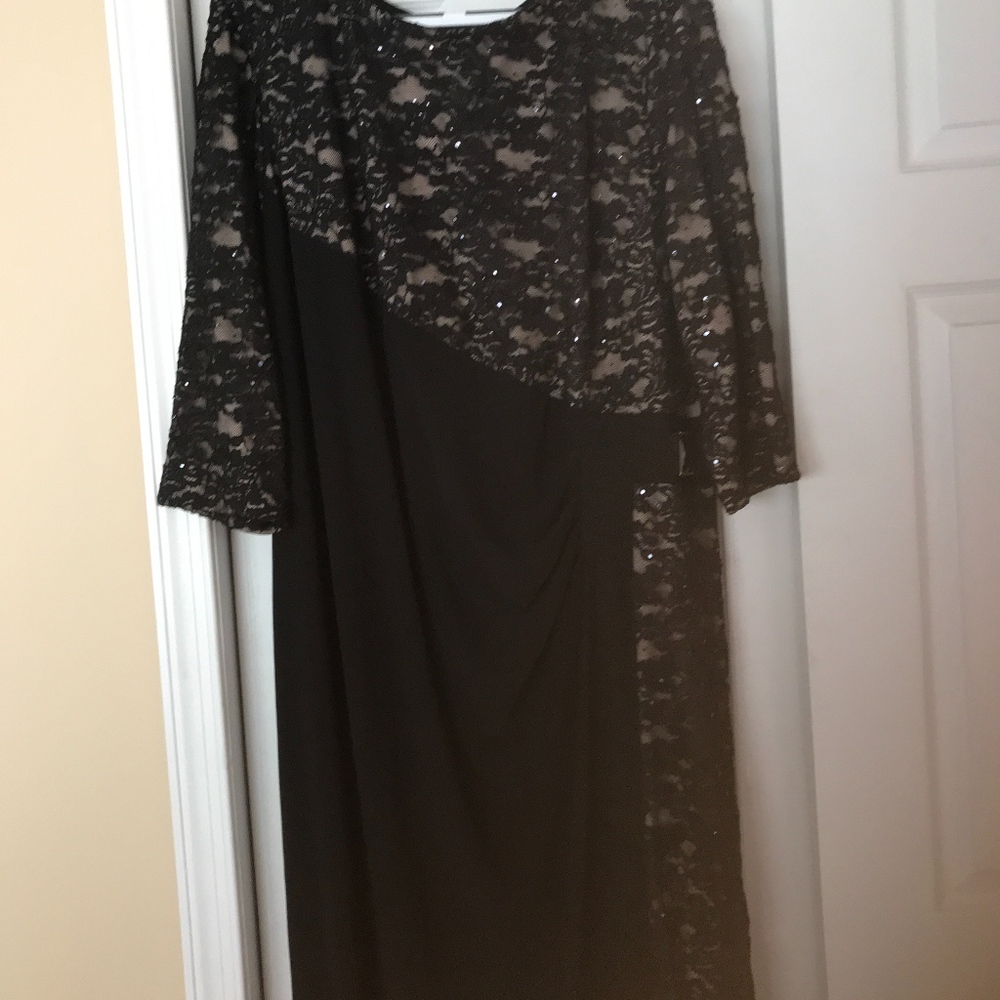 BEAUIFUL GOWN NEW NEVER WORN